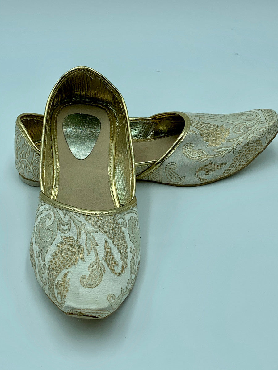 Punjabi Jutti (White Brocade)